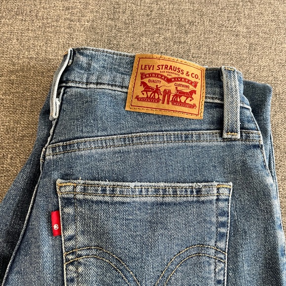 Levi’s High Waisted Mom Jean, Size 26 - Picture 2 of 9